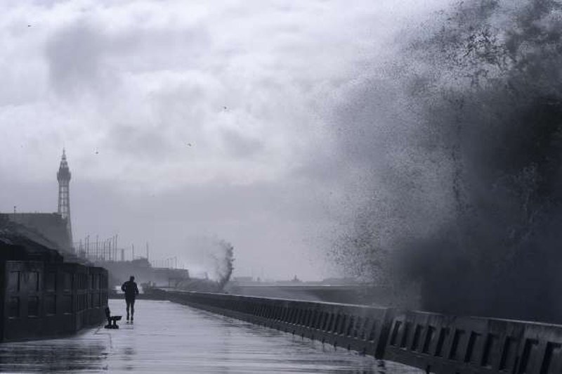 Irsko in Veliko Britanijo zajelo novo neurje (foto: Xinhua/STA)