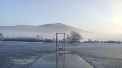 Akrobati Dunking Devils z rusko gugalnico skakali v zaledenelo Cerkniško Jezero