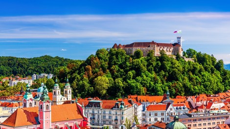 Na štirih znamkah francoske pošte arhitekturni biseri Ljubljane