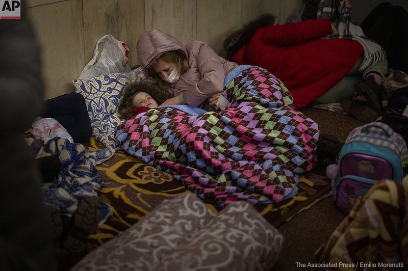 Svetovno znan urednik in fotograf objavil PRETRESLJIVE podobe Ukrajincev v zakloniščih (foto: Emilio Morenatti - AP)