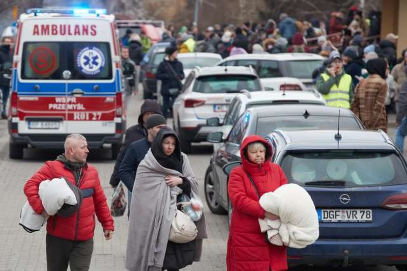 Iz Ukrajine zbežalo pol milijona ljudi (dve družini beguncev že v Sloveniji) (foto: dpa/STA)