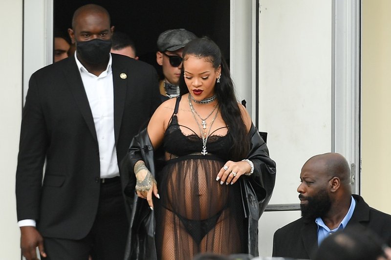 FOTO: Noseča Rihanna na majski naslovnici revije Vogue (foto: Profimedia)