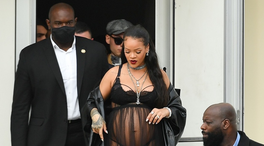 FOTO: Noseča Rihanna na majski naslovnici revije Vogue (foto: Profimedia)