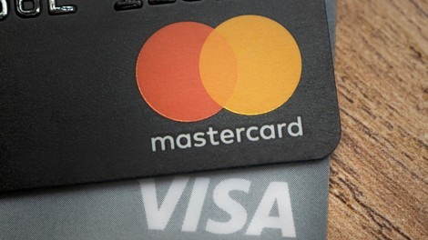 Visa in Mastercard zaradi vdora v Ukrajino ustavila poslovanje v Rusiji