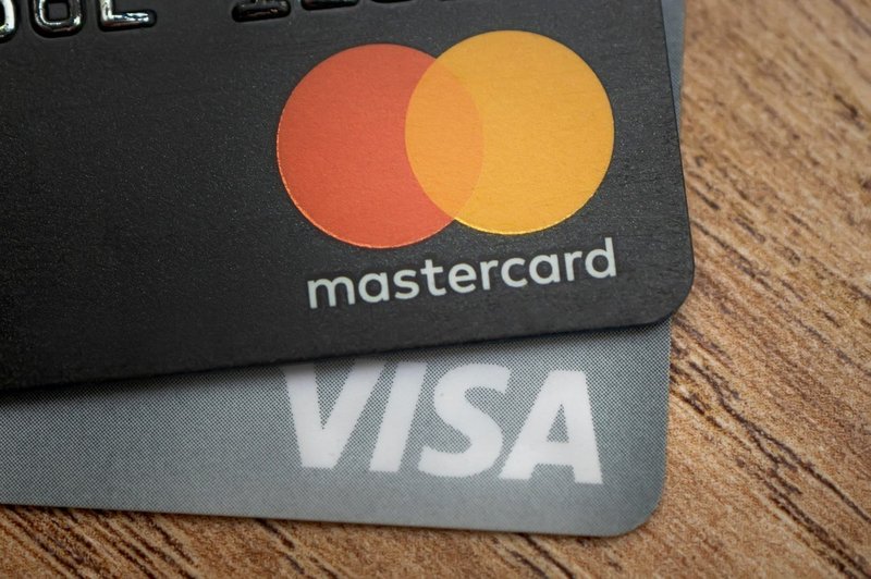 Visa in Mastercard zaradi vdora v Ukrajino ustavila poslovanje v Rusiji (foto: profimedia)