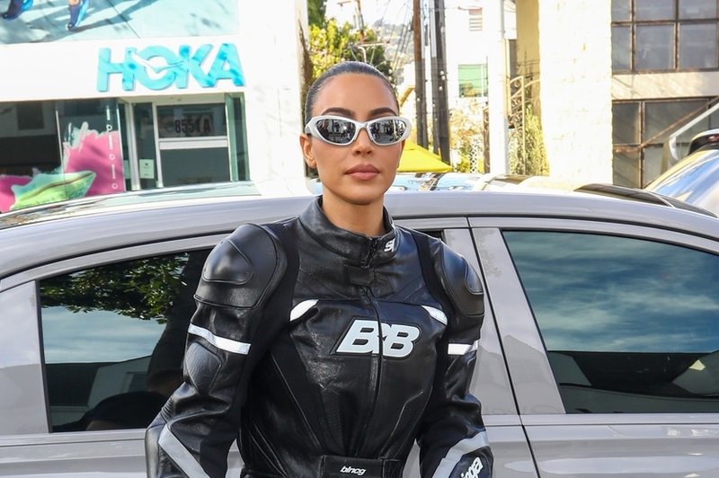 Poglejte to: Kim Kardashian na revijo Balenciaga ovita v OPOZORILNI TRAK! (foto: Profimedia)