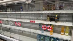 Trgovci s polic odmaknili vse alkoholne pijače.