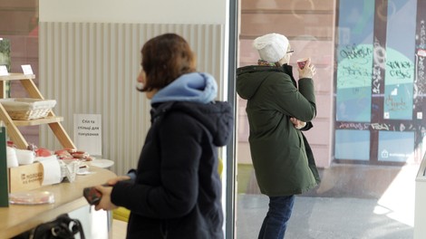 Rusi napadajo nedolžne civiliste, ki v upanju na lepši jutri kupujejo osnovno hrano za preživetje na vojnem območju.