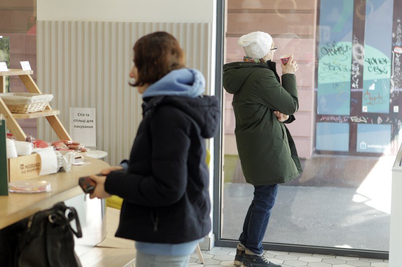 Rusi napadajo nedolžne civiliste, ki v upanju na lepši jutri kupujejo osnovno hrano za preživetje na vojnem območju. (foto: Profimedia)