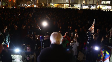 Slovenija potrebuje spremembe, je na današnjem protestu opozoril nekdanji predsednik države Milan Kučan.