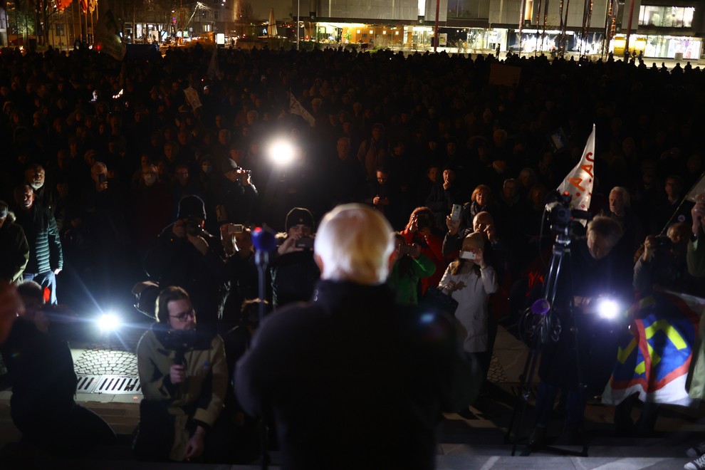 Slovenija potrebuje spremembe, je na današnjem protestu opozoril nekdanji predsednik države Milan Kučan.