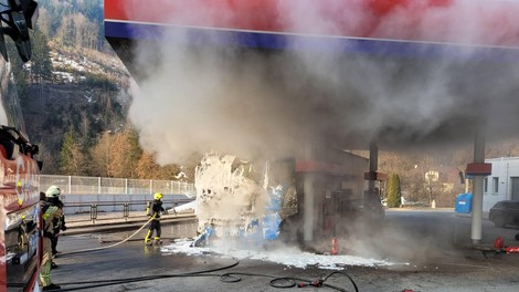 FOTO in VIDEO: Skrajno NEVARNO! Zagorelo na bencinskem servisu