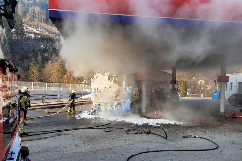 FOTO in VIDEO: Skrajno NEVARNO! Zagorelo na bencinskem servisu (foto: Gasilci Prevalje)