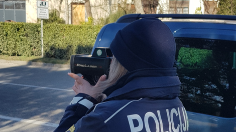 Vozniki, POZOR! Na kar 600 lokacijah po Sloveniji bodo hitrost spremljali policisti