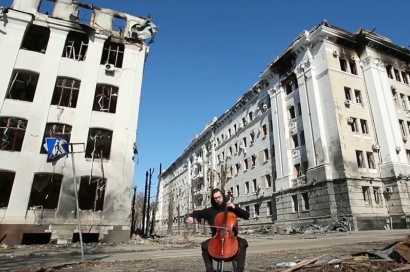 VIDEO: Sredi Ukrajine prizori kot iz filma o Titaniku - ladja tone, glasbeniki pa igrajo ... (foto: Posnetek zaslona Twitter Ministry of Foreign Affairs of Ukraine/Suspilne News)