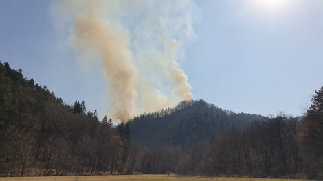 (FOTO) IZREDNA NOVICA! Aktivirali helikopter Slovenske vojske: širi se večji požar