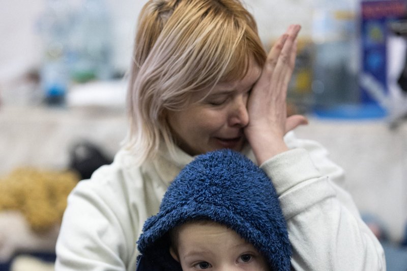 Zgodbe razdrtih ukrajinskih družin: ženske, ki so morale zapustiti može in z otroki oditi v neznano (foto: Profimedia)