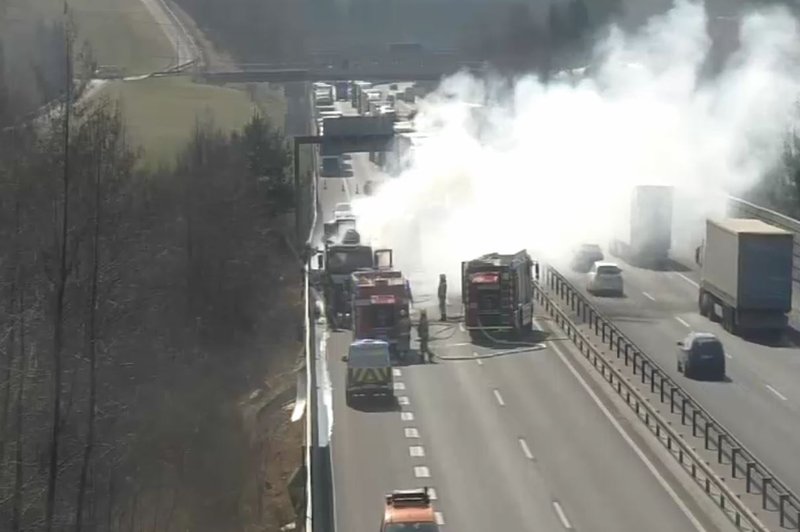 Požar na štajerski avtocesti: previdno, zagorelo je vozilo (foto: PROMET.SI)