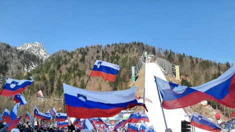 Planica bo kmalu spet odprla vrata: znane so cene vstopnic za polete v dolini pod Poncami (tokrat niso tako drage)