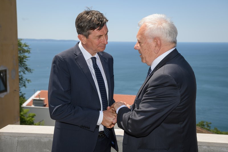 Predsednika Borut Pahor in Sergio Mattarella na slovesnosti ob obletnici podpisa memoranduma o vrnitvi Narodnega doma v Trstu leta 2021. (foto: Nebojša Tejić/STA)