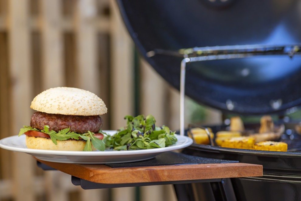 9. Najboljši burger na svetu! Klasični burger je ikonična specialiteta na žaru. Goveje meso oblikujte v polpete, nekaj širše od …