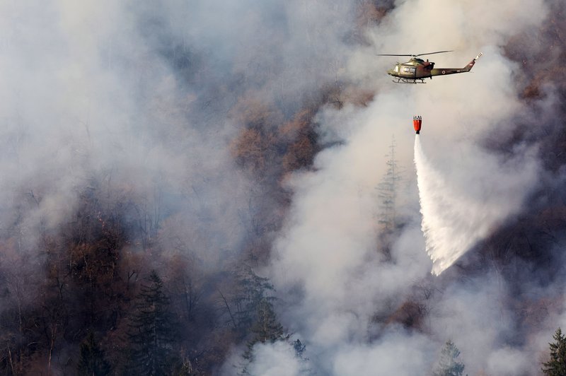 Obsežen požar nad Potočami se je še razširil: bodo evakuirali prebivalce? (foto: Bobo)