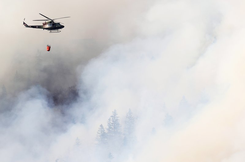 POZOR! Na Gorenjskem je izbruhnil večji požar: naselje zaenkrat ni ogroženo (foto: Bobo)