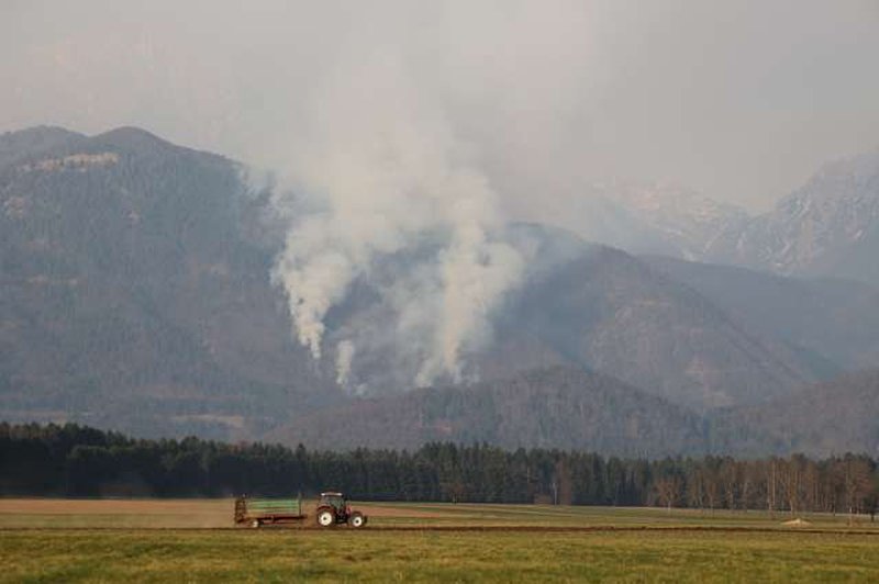 Požar v okolici Preddvora. (foto: Nebojša Tejić/STA)