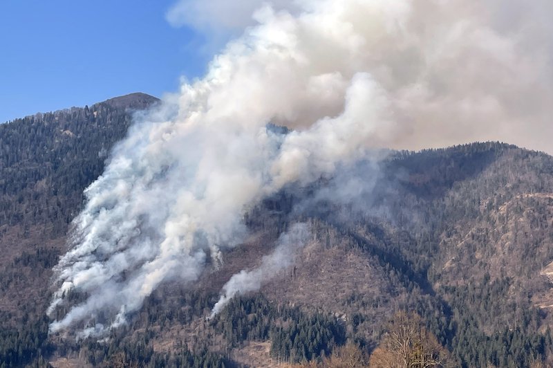 VIDEO: Silovit požar še vedno divja, poškodovanih več gasilcev (foto: Bobo)