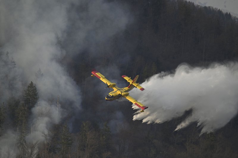 Kritične razmere na kraju požara: kdo bo kril stroške gašenja? (foto: BOBO)