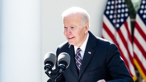 Joe Biden prejel že ČETRTI odmerek cepiva proti koronavirusu. Kakšni so njegovi stranski učinki?