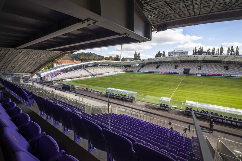 Maribor sprejel odločitev, ki odmeva: na vijoličasti klopi legenda iz ... Ljubljane! (Vsi niso navdušeni) (foto: BOBO)