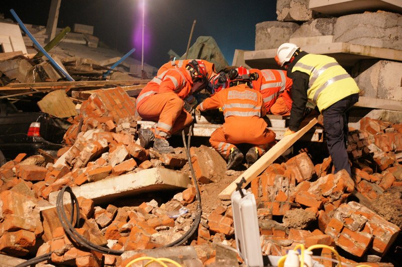 Težki trenutki za najbližje, ki so že na kraju nesreče: v močni eksploziji ugasnilo mlado življenje (foto: Profimedia)