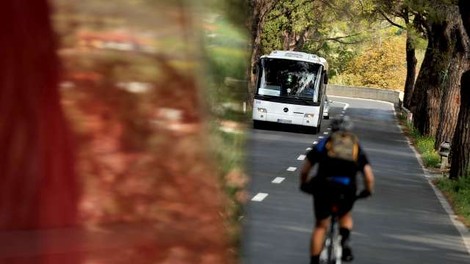 Škofja Loka: izrinil ga je s ceste in pobegnil