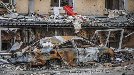 Poglejte, koga je našel policist v bombardiranem avtomobilu