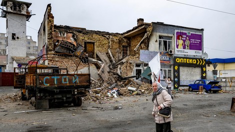 NEUSTRAŠNA! "Ukrajinska babica" Rusom sunila orožje (VIDEO)