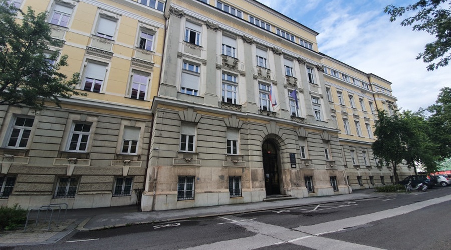 V zapor zaradi posilstva svoje hčere (foto: STA)