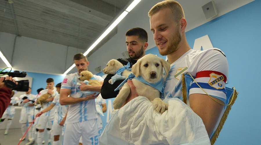 VIDEO: Udomači me: nogometaši z ganljivo gesto (foto: NK Rijeka)