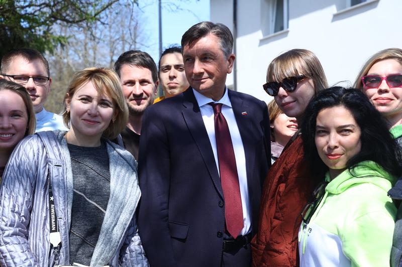 Borut Pahor v pogovoru z ukrajinskimi begunci. Bodo njihove PROŠNJE uresničene? (foto: Profimedia)