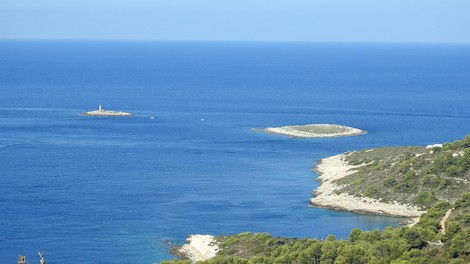 Na jadrnici, ki je zagorela na Visu, tudi sedem Slovencev