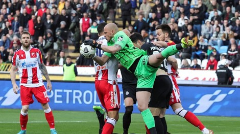 VIDEO: Sodnik prekinil največji balkanski nogometni derbi. Kaj se je zgodilo?