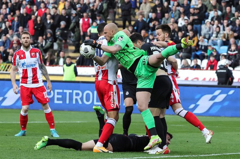 VIDEO: Sodnik prekinil največji balkanski nogometni derbi. Kaj se je zgodilo? (foto: Srdjan Stevanovic/Starsport.rs)