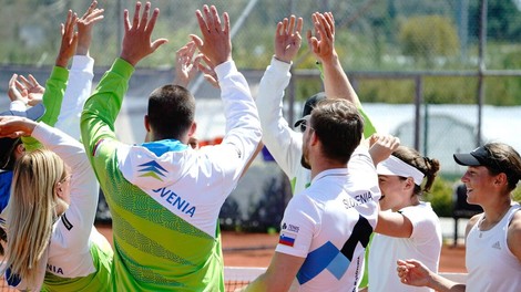 Velik uspeh za Slovenke: vračajo se "dvignjenih glav in z zlato medaljo okoli vratu"