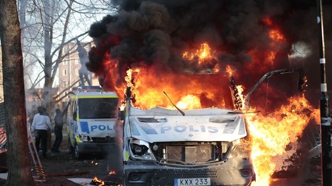 Hudi spopadi na Švedskem: protestniki napadli policiste