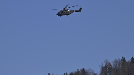 Vojaški helikopter, ki v gorah rešuje ponesrečence, izpostavljen hudi nevarnosti