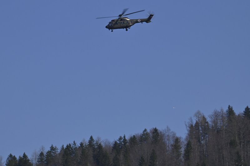 Vojaški helikopter, ki v gorah rešuje ponesrečence, izpostavljen hudi nevarnosti (foto: Žiga Živulović jr./BOBO)