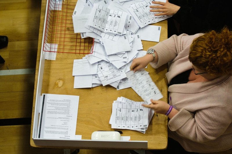 VOLITVE: Je glasovnica veljavna, če se nanjo podpišeš (ali kaj pripišeš)? (foto: profimedia)