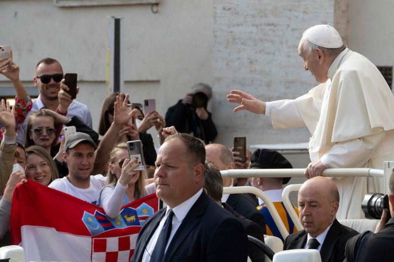 Iz papamobila pozdravljal vernike: kakšno je bilo njegovo prvo sporočilo? (foto: Profimedia)