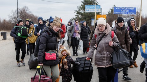 Iz Slovenije v več ukrajinskih mest odposlali hrano in vodo