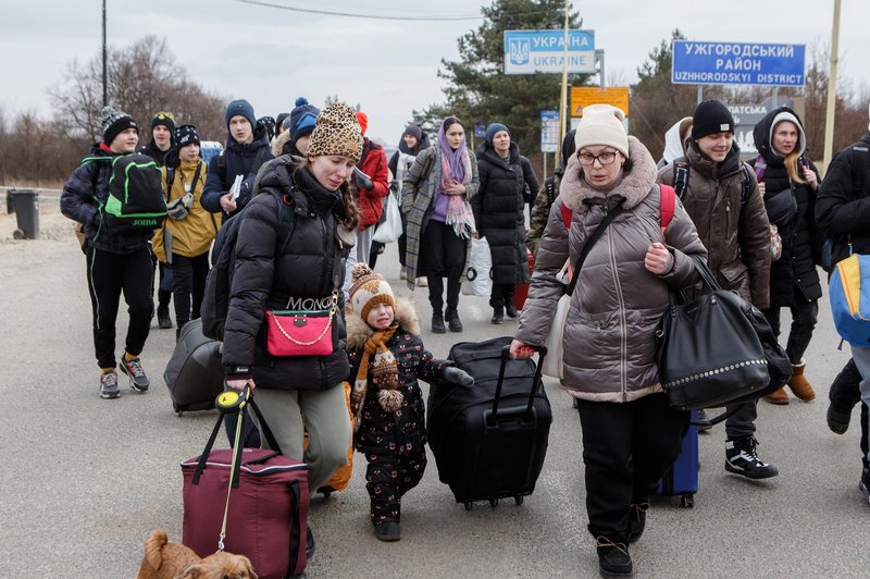 Iz Slovenije v več ukrajinskih mest odposlali hrano in vodo (foto: Profimedia)